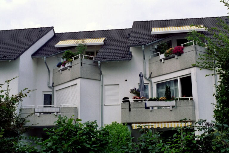 Moderne Wohnungen mit Balkonen und Markisen