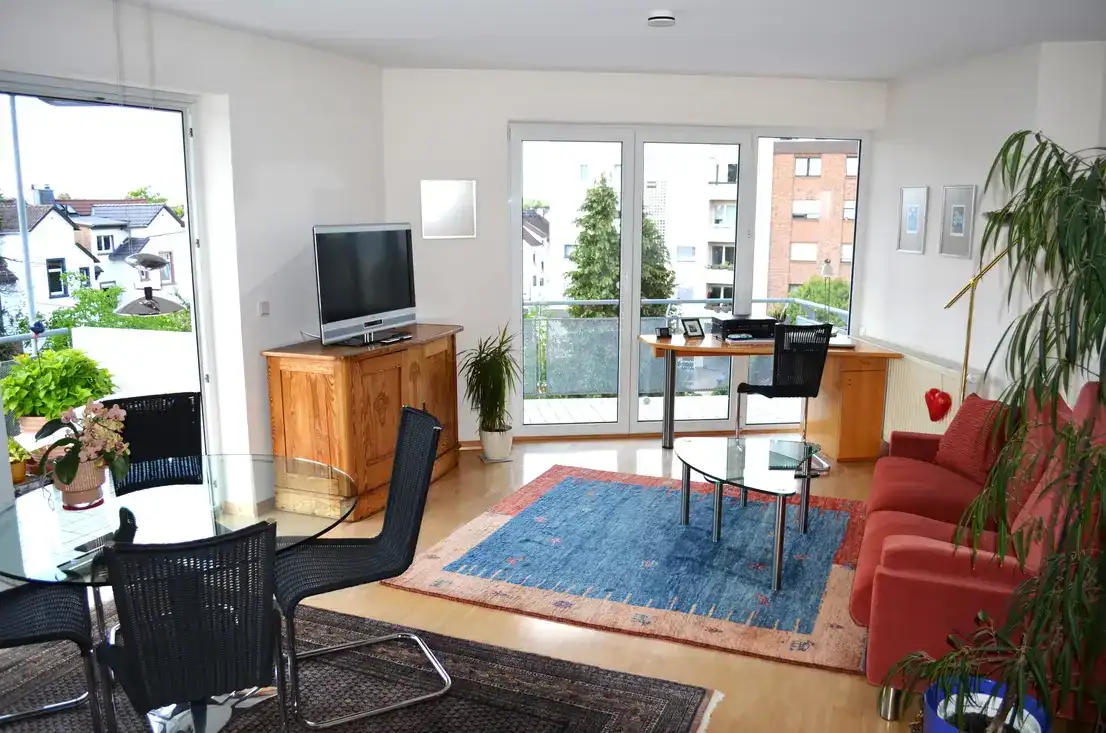 Helles Wohnzimmer mit Balkon und Möbeln