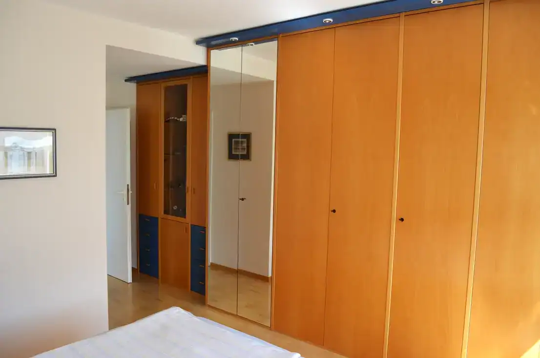 Holzschrank mit Spiegeltür in Schlafzimmer