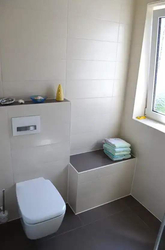 Modernes Badezimmer mit Fenster und Handtücher