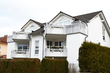Modernes weißes Wohnhaus mit Balkonen