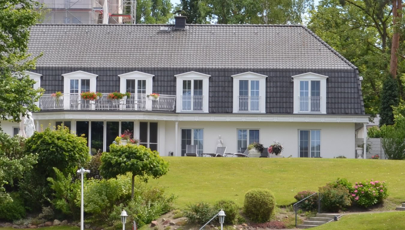 Zweistöckiges Haus mit Gartenansicht