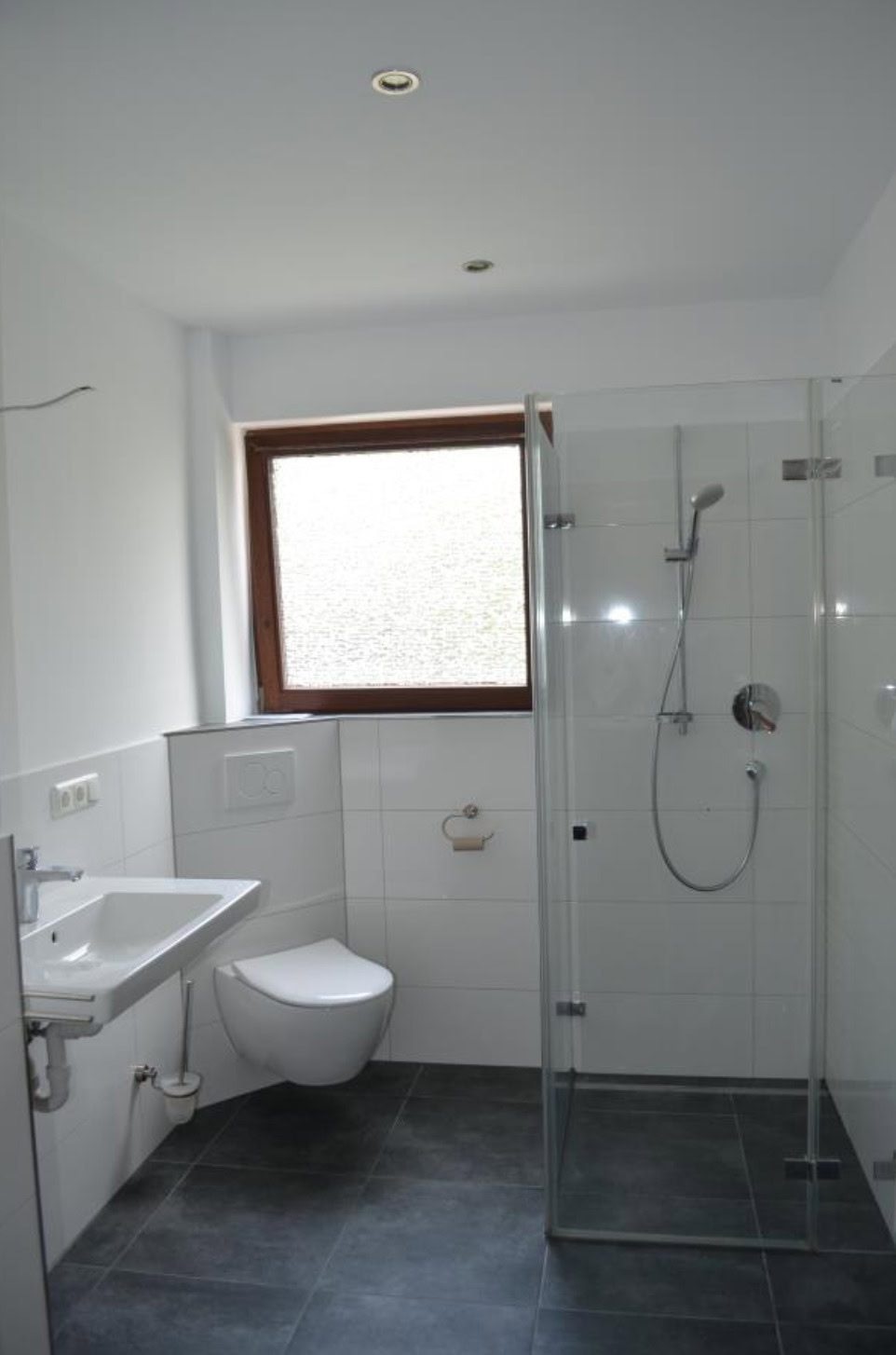 Modernes Badezimmer mit Dusche und WC