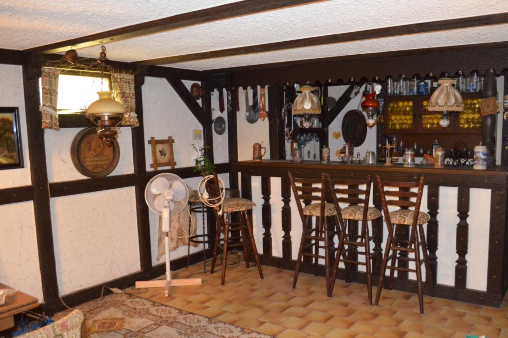 Rustikale Bar mit Holzmöbeln im Keller