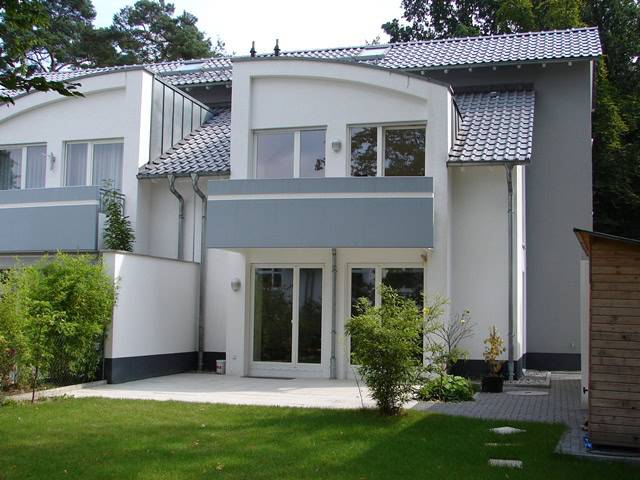 Modernes zweistöckiges Haus mit Gartenansicht.