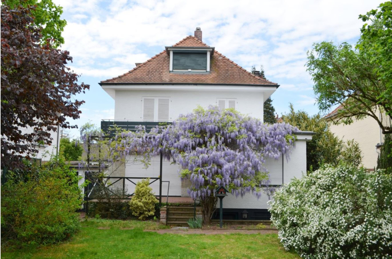 Haus mit blühendem Garten im Frühling