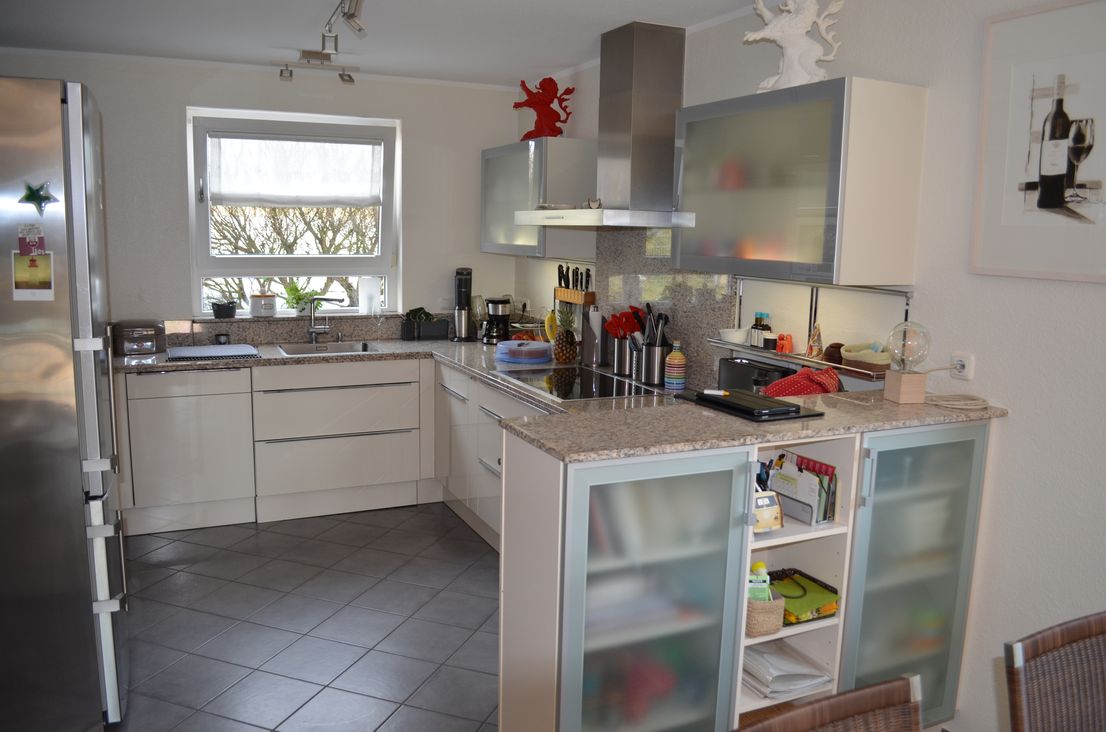Moderne Küche mit Geräten und Schränken