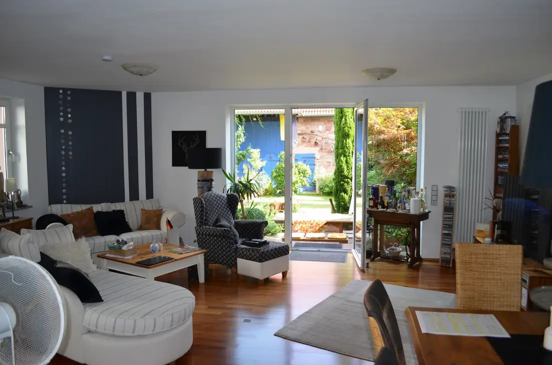 Gemütliches Wohnzimmer mit Blick in den Garten