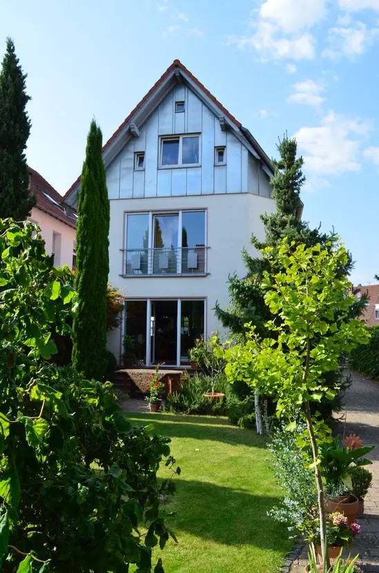 Haus mit Garten und Terrasse