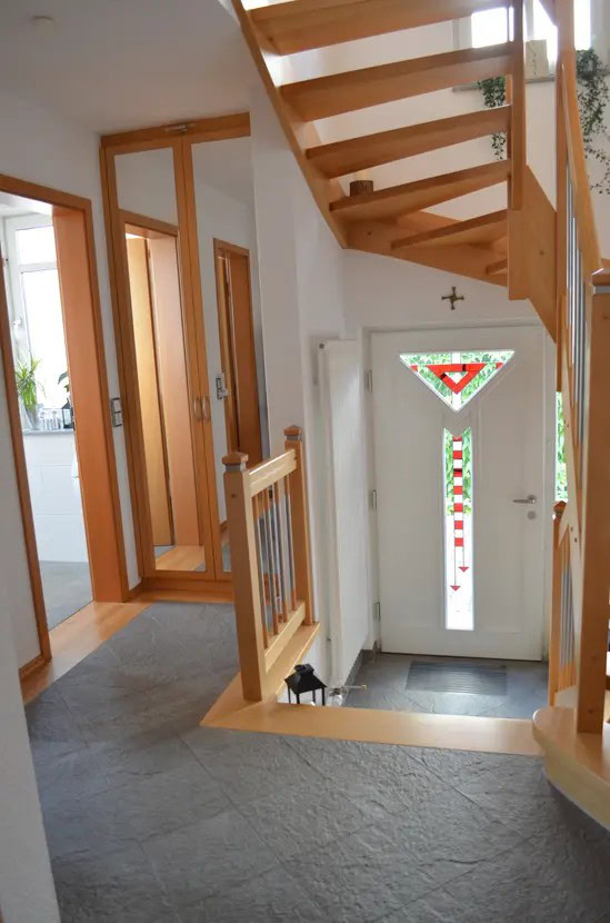 Eingangsbereich mit Treppe und Holztür
