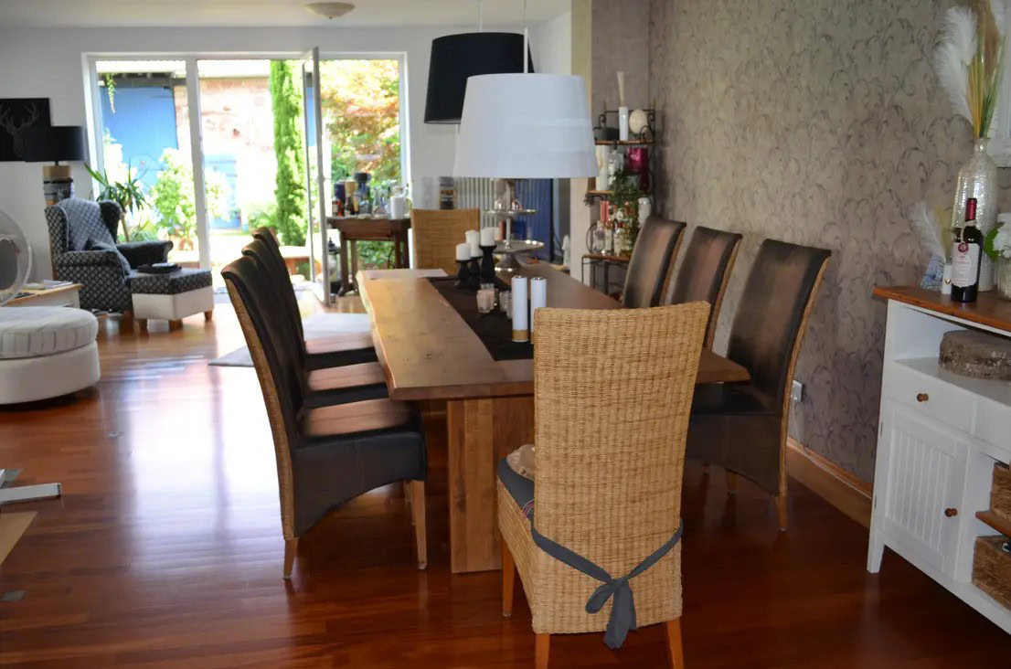 Esszimmer mit Holztisch und Stühlen