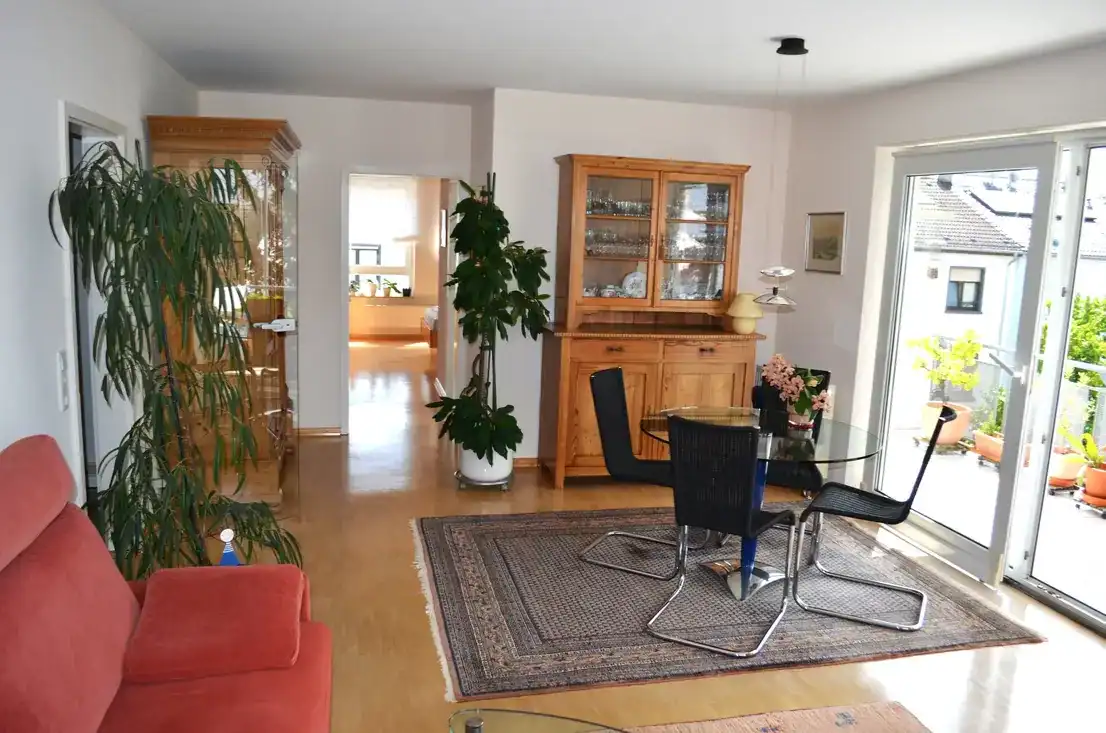 Helles Wohnzimmer mit Pflanzen und Holzmöbeln