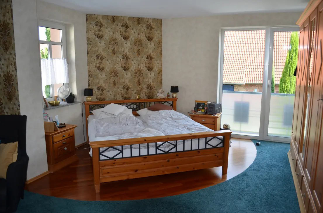 Gemütliches Schlafzimmer mit Doppelbett und Schrank