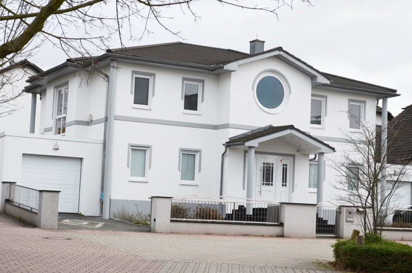 Modernes zweistöckiges Wohnhaus mit Garage.
