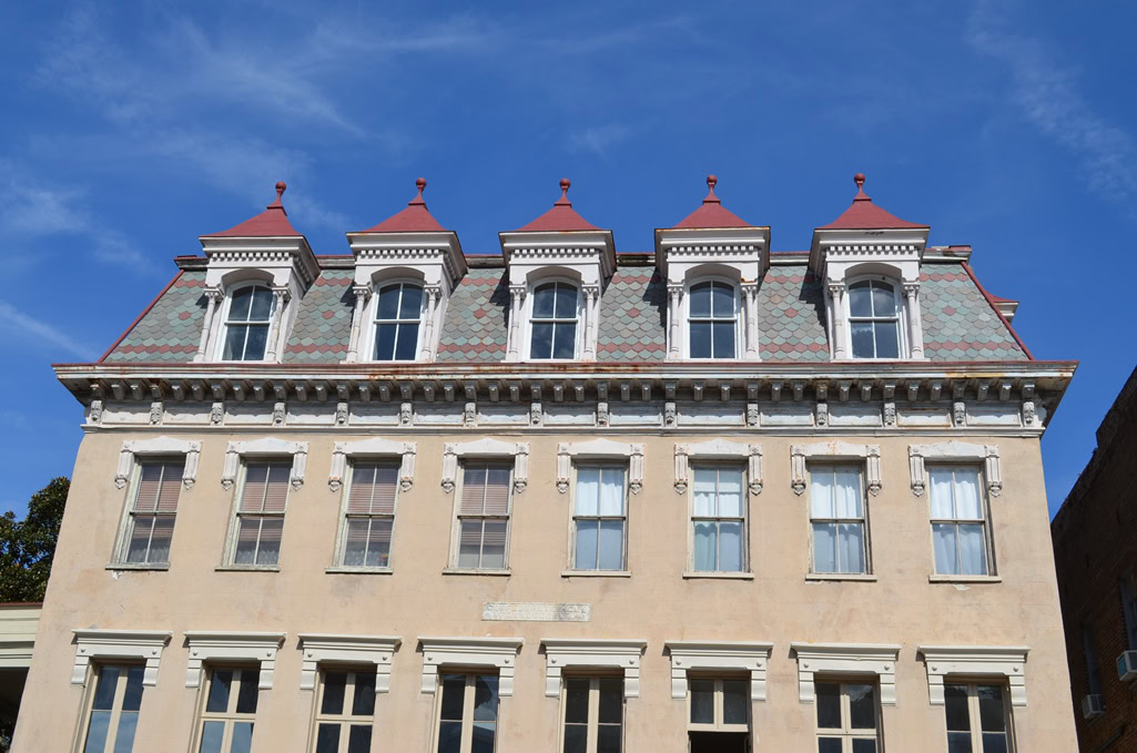 Historisches Gebäude mit dekorativen Dachfenstern.