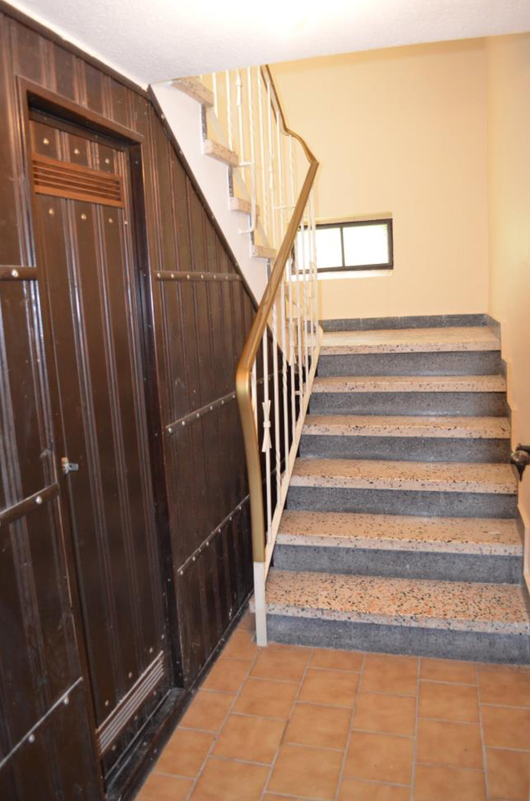 Treppenhaus mit brauner Wand und Stufen