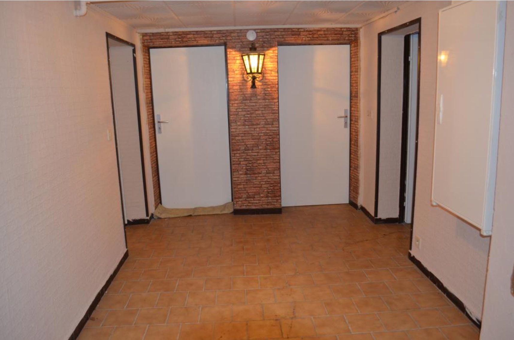 Leerer Flur mit drei geschlossenen Türen.