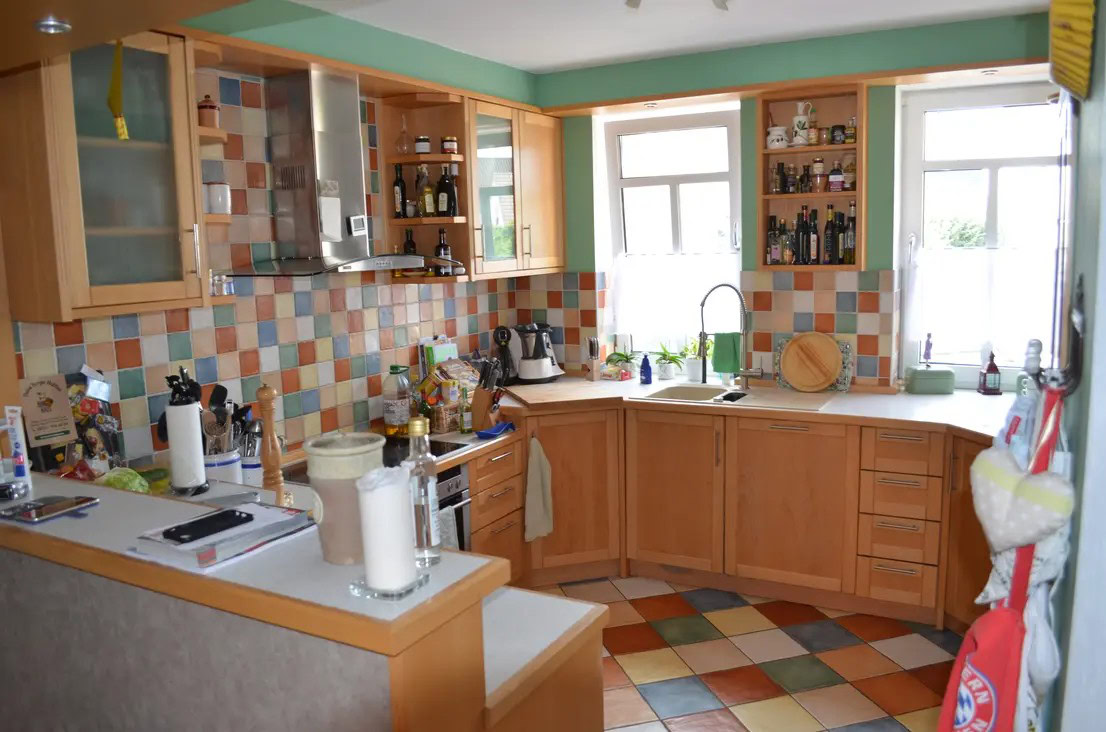 Bunte Küche mit Holzmöbeln und Fliesen.