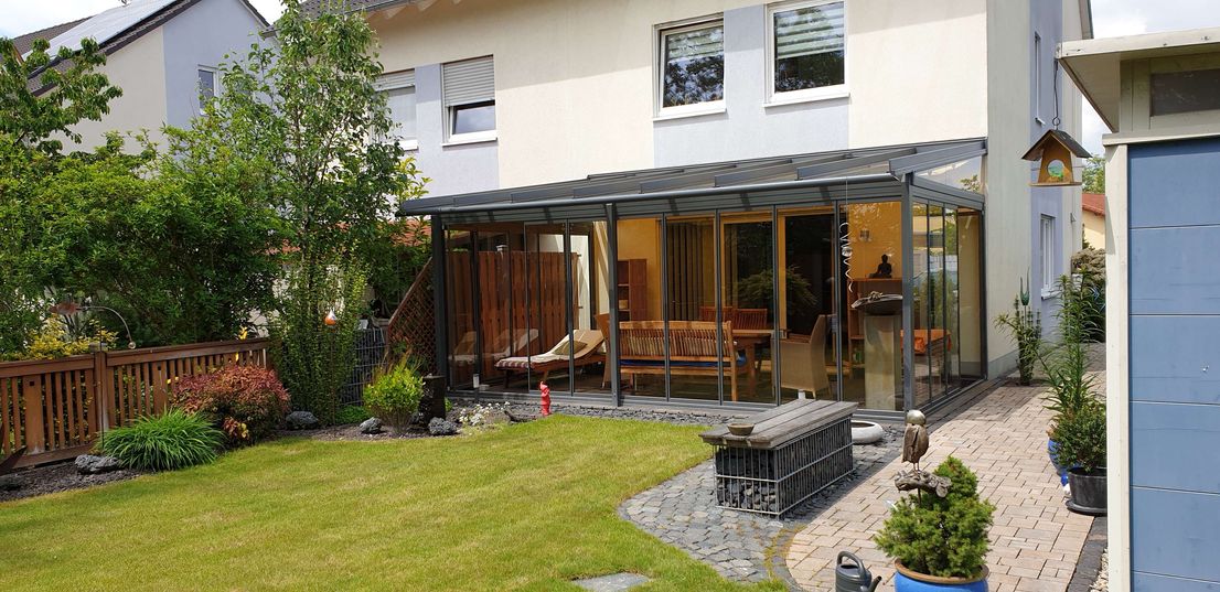 Garten mit Terrassenüberdachung und Sitzbereich